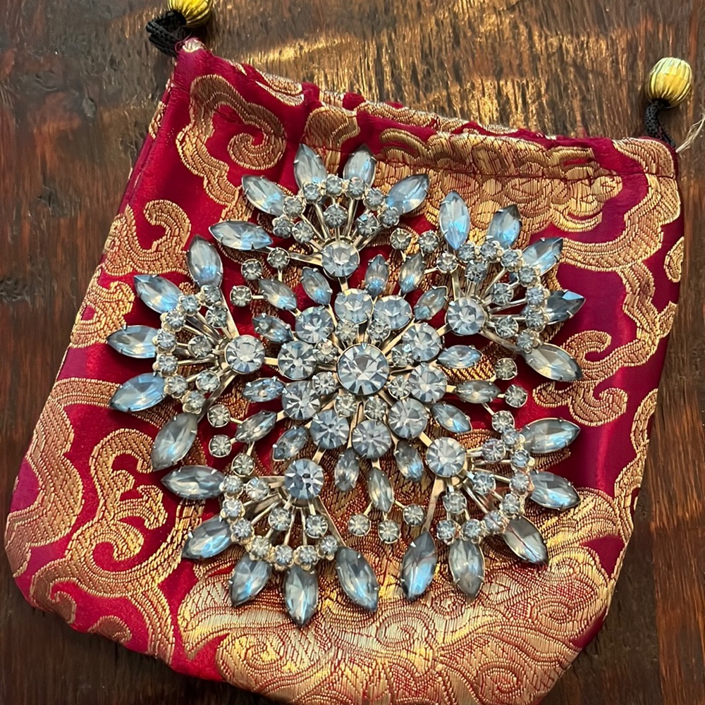 Snowflake broach